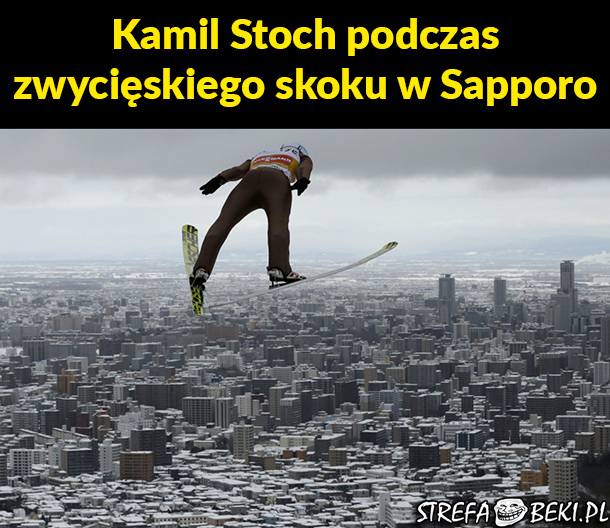 Wielki Kamil podczas zwycięskiego skoku w Sapporo